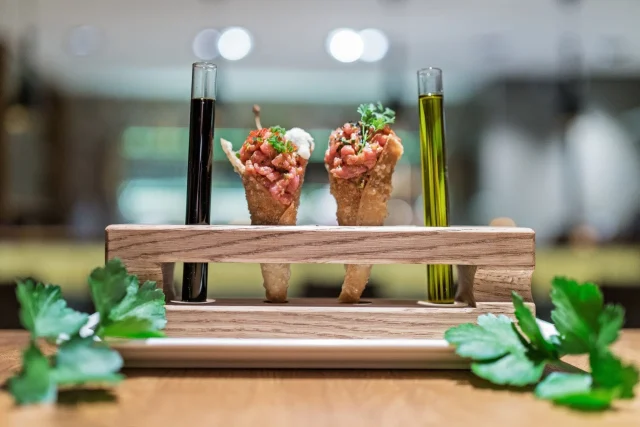 Kreative Snackpräsentation mit Kräutern und Saucen