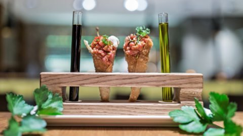 Kreative Snackpräsentation mit Kräutern und Saucen