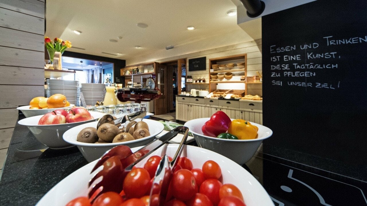 Vielfältiges Frühstücksbuffet mit frischem Obst.