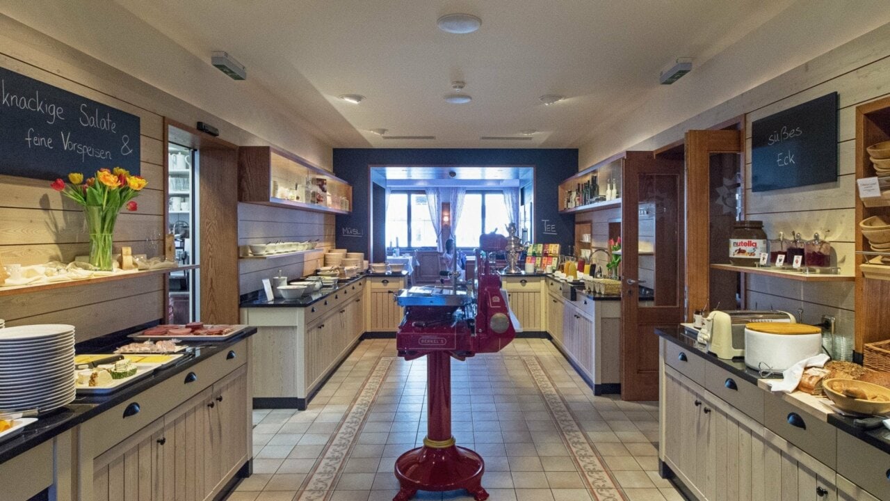 Buffet mit Salaten und Vorspeisen im Restaurant.