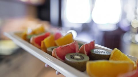 Bunte Obstplatte mit verschiedenen Fruchtsorten.