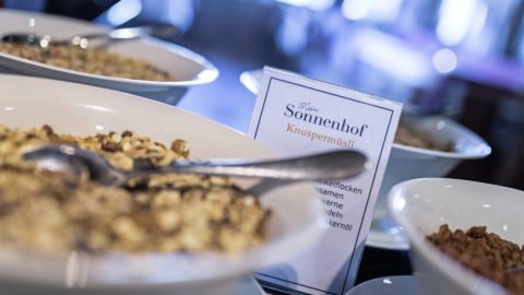 Knuspermüsli in Schalen mit Beschilderung