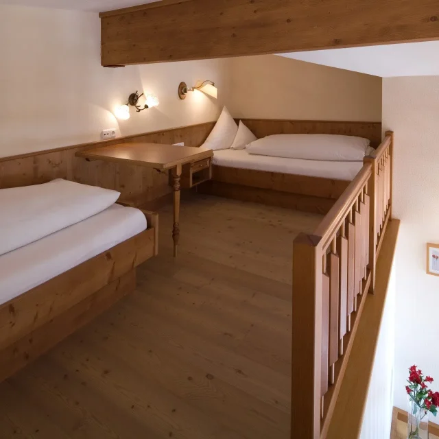 Helle Holzdekor mit Betten und Tisch