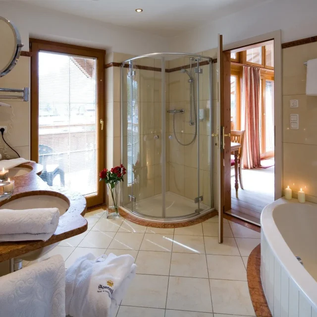 Helles und modernes Badezimmer mit Dusche und Badewanne.