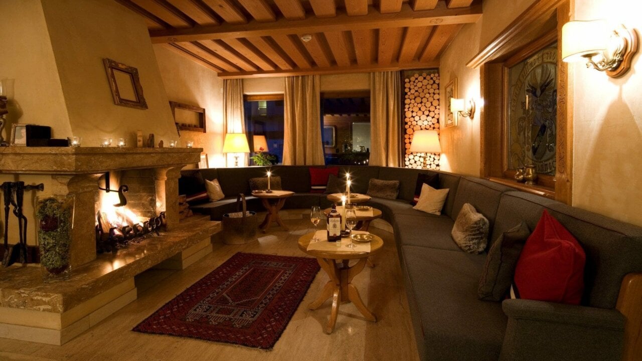 Gemütliches Wohnzimmer mit Kamin und Sofas