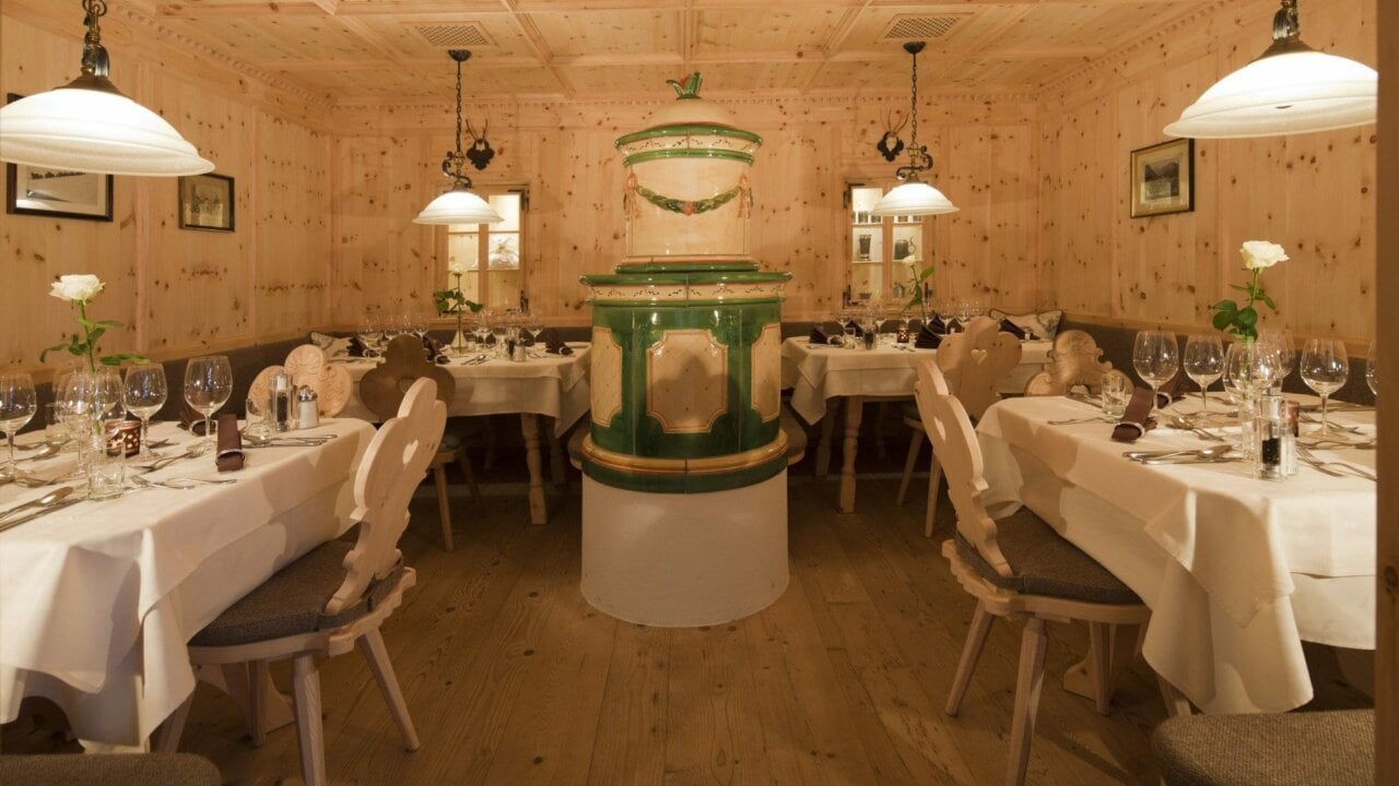 Gemütliches Restaurant mit eleganter Holzverkleidung