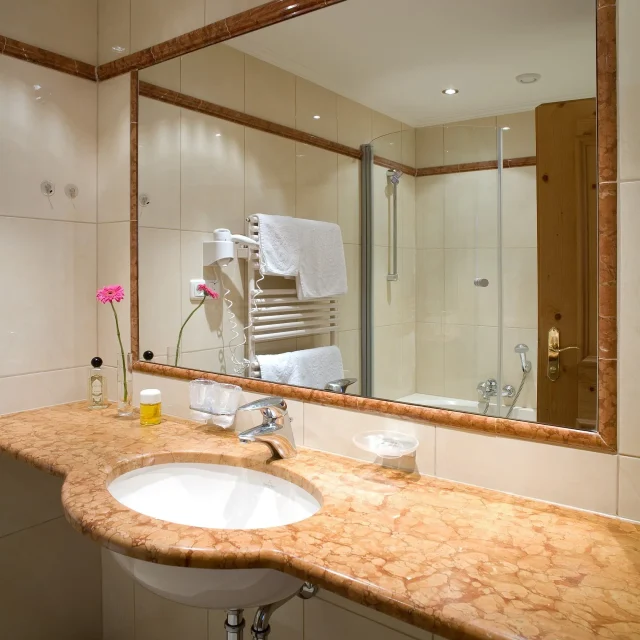 Helles Badezimmer mit Marmortisch und Spiegel