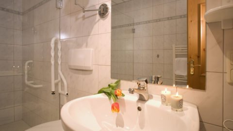 Badezimmer mit befahrbarer Dusche & Haltegriffen