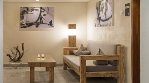 Gemütlicher Wohnbereich mit Holz Möbeln