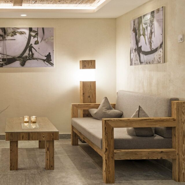 Gemütlicher Wohnbereich mit Holz Möbeln