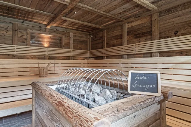 Traditionelle Sauna mit Steinen und Holzinterieur