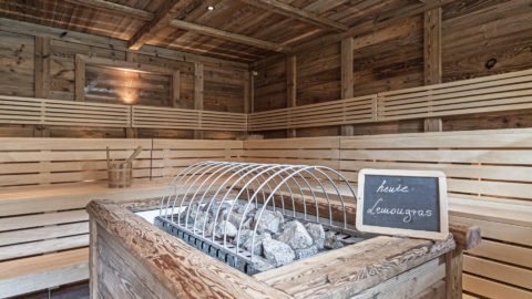 Traditionelle Sauna mit Steinen und Holzinterieur