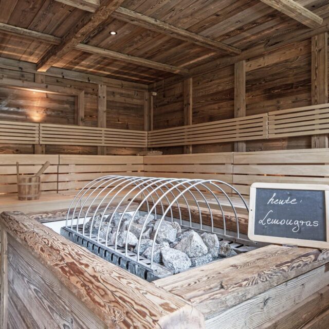 Traditionelle Sauna mit Steinen und Holzinterieur