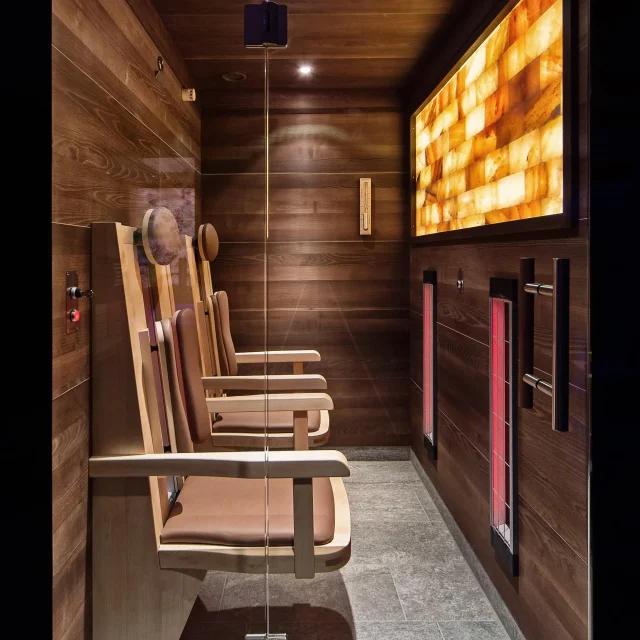 Moderne Sauna mit Holzinterieur und Relaxsesseln