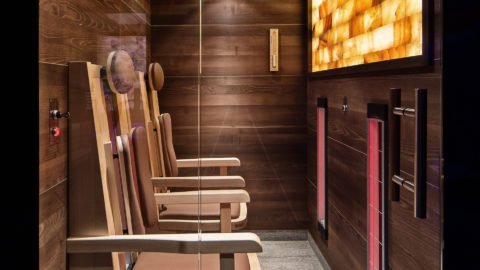 Moderne Sauna mit Holzinterieur und Relaxsesseln