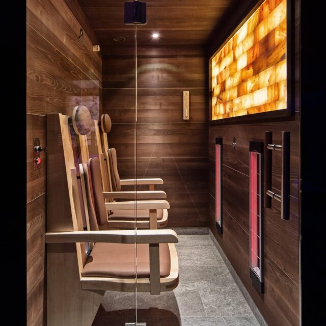 Moderne Sauna mit Holzinterieur und Relaxsesseln