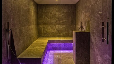Moderne Dampfbad mit sanfter Beleuchtung