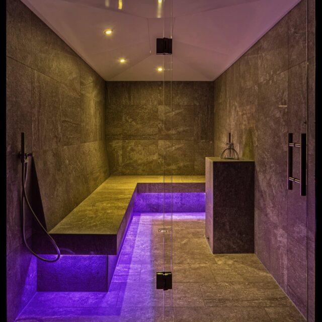 Moderne Dampfbad mit sanfter Beleuchtung