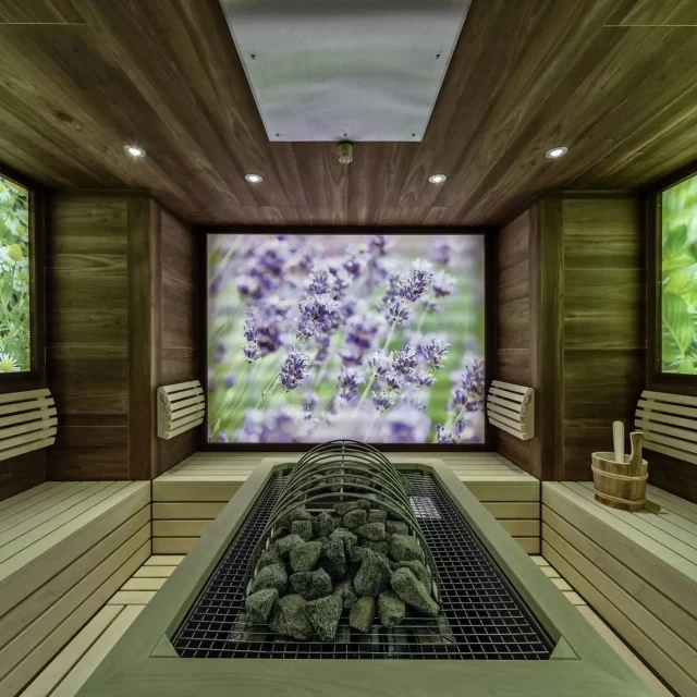 Moderne Sauna mit Pflanzenbildern an den Wänden.