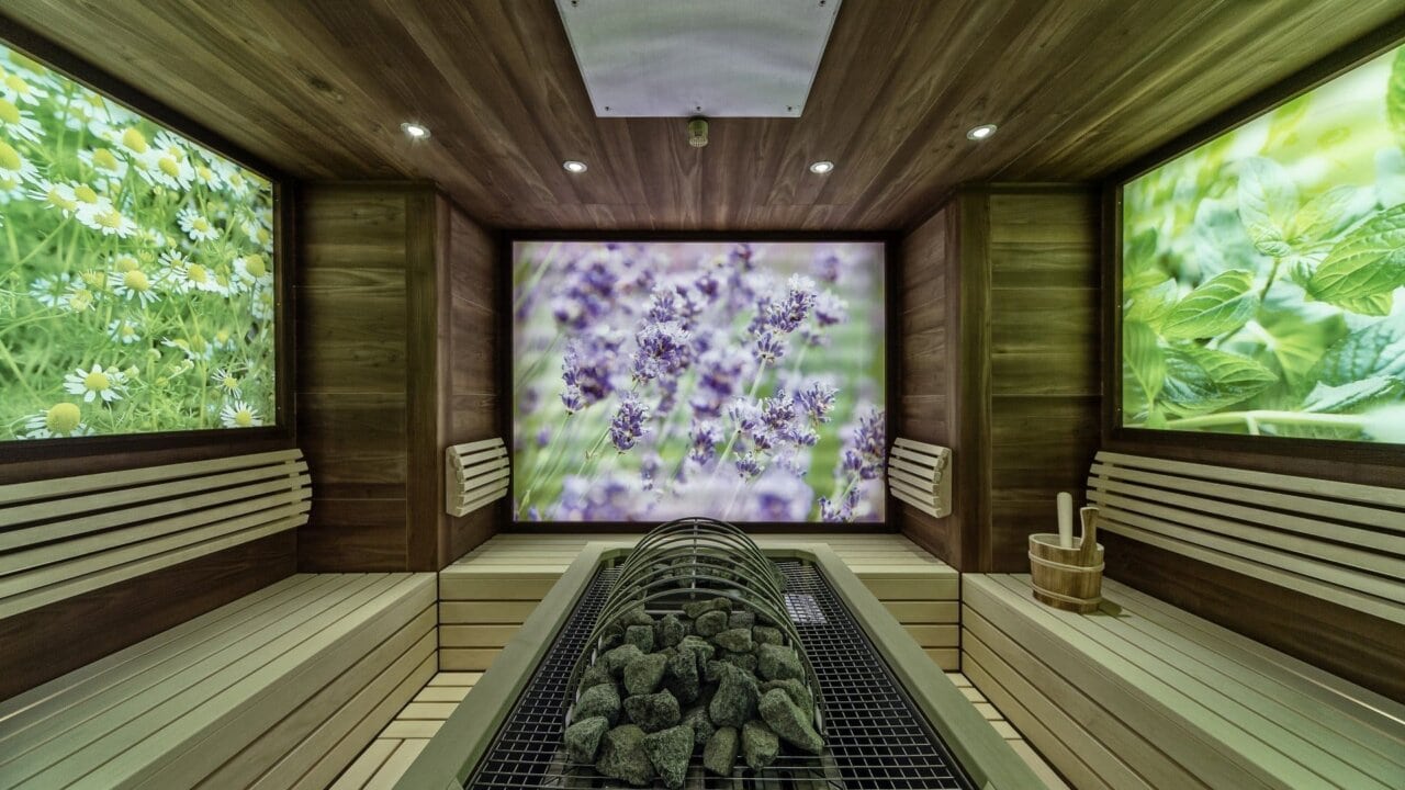 Moderne Sauna mit Pflanzenbildern an den Wänden.