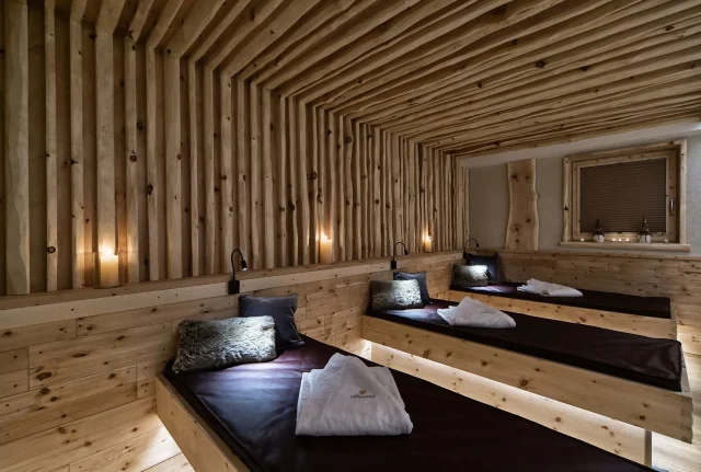 Gemütlicher Ruheraum mit Holzelementen und Licht.