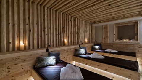 Gemütlicher Ruheraum mit Holzelementen und Licht.