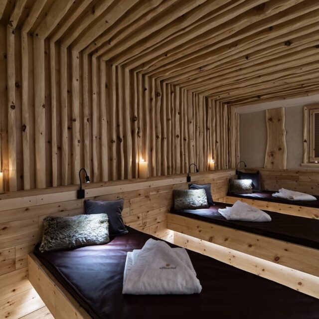 Gemütlicher Ruheraum mit Holzelementen und Licht.