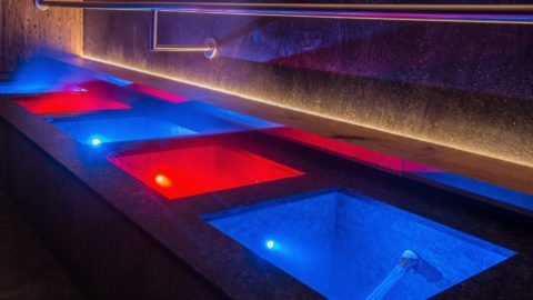 Farbenfrohe Lichtquellen in modernen Becken