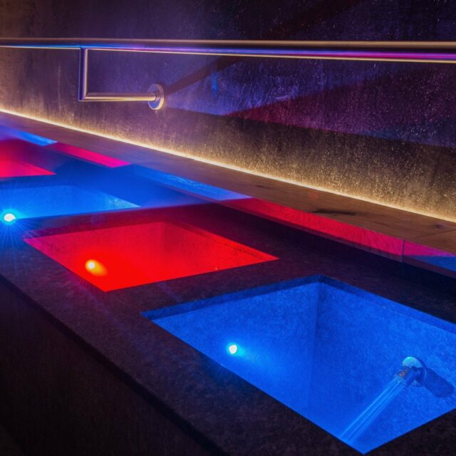 Farbenfrohe Lichtquellen in modernen Becken