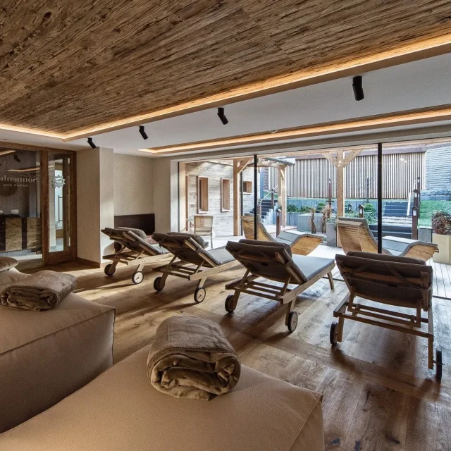 Entspannender Spa- und Wellnessbereich mit Liegen