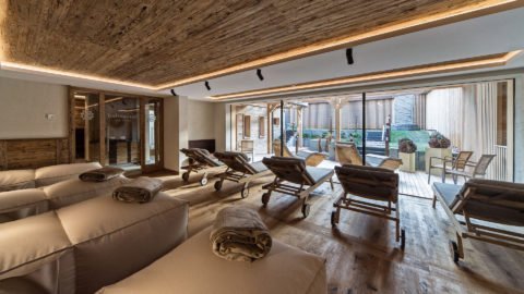 Entspannender Spa- und Wellnessbereich mit Liegen