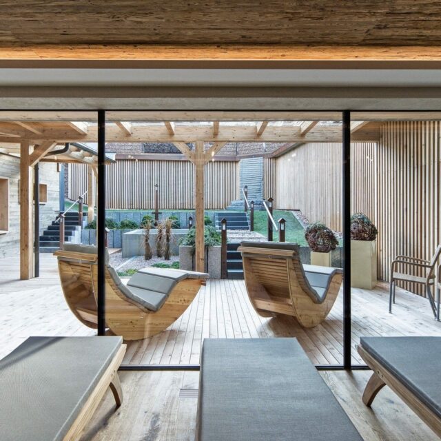 Entspannungsbereich mit Holzliegen und Gartenansicht.