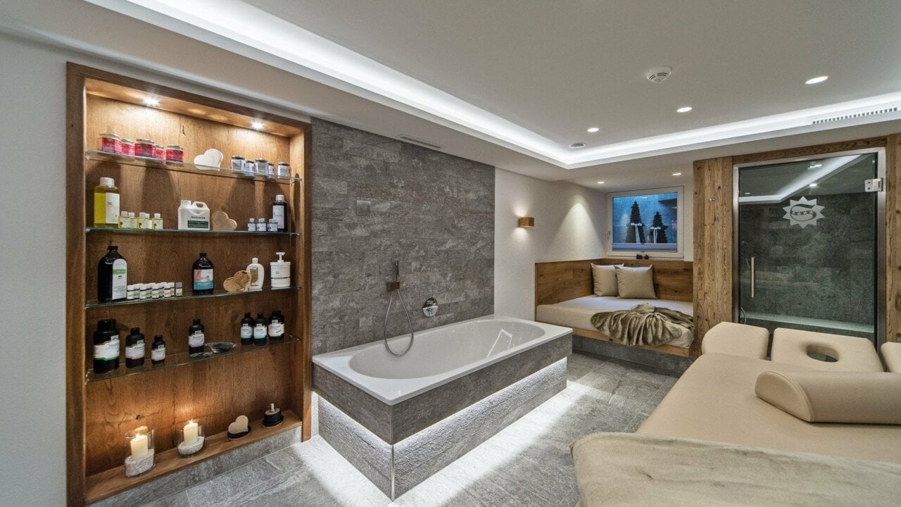 Elegantes Spa mit Badewanne und Ruhebereich.