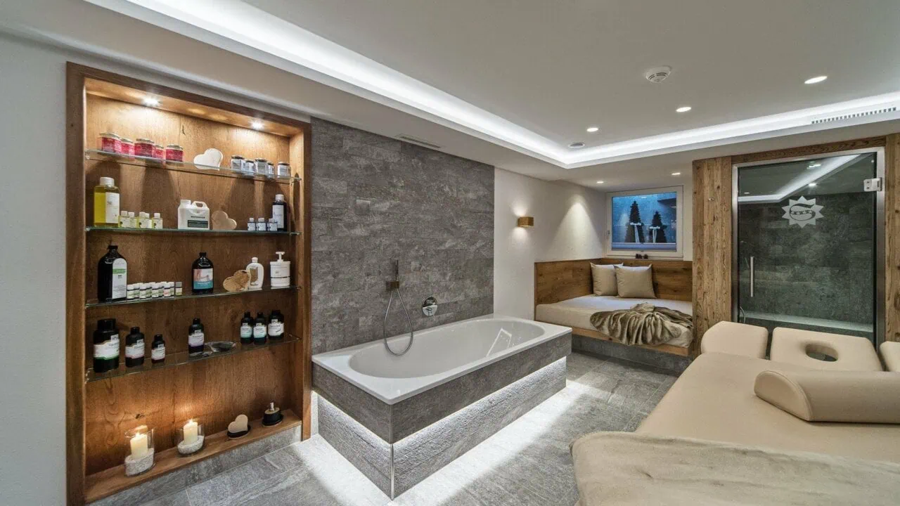 Elegantes Spa mit Badewanne und Ruhebereich.