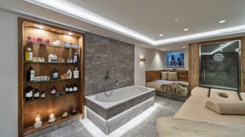 Elegantes Spa mit Badewanne und Ruhebereich.