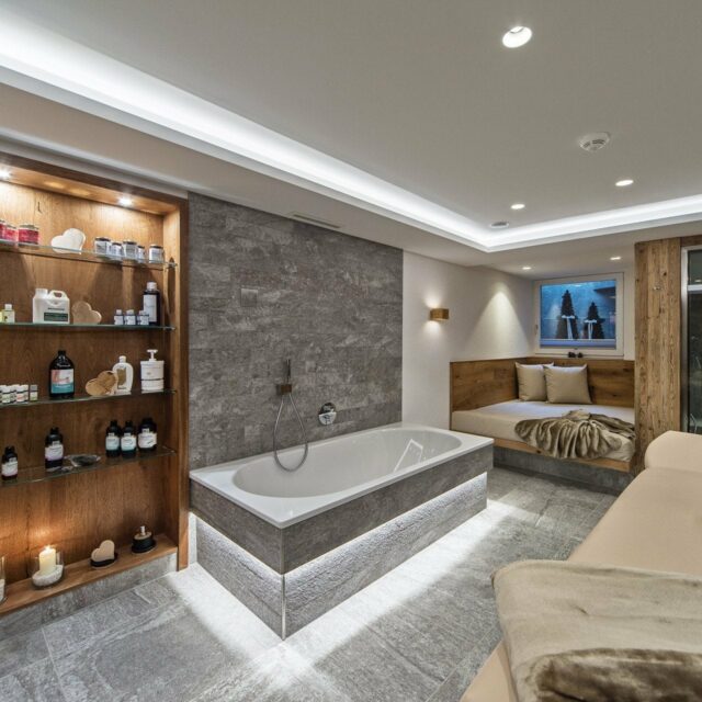 Elegantes Spa mit Badewanne und Ruhebereich.