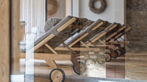 Moderne Liegen in einem Wellnessbereich
