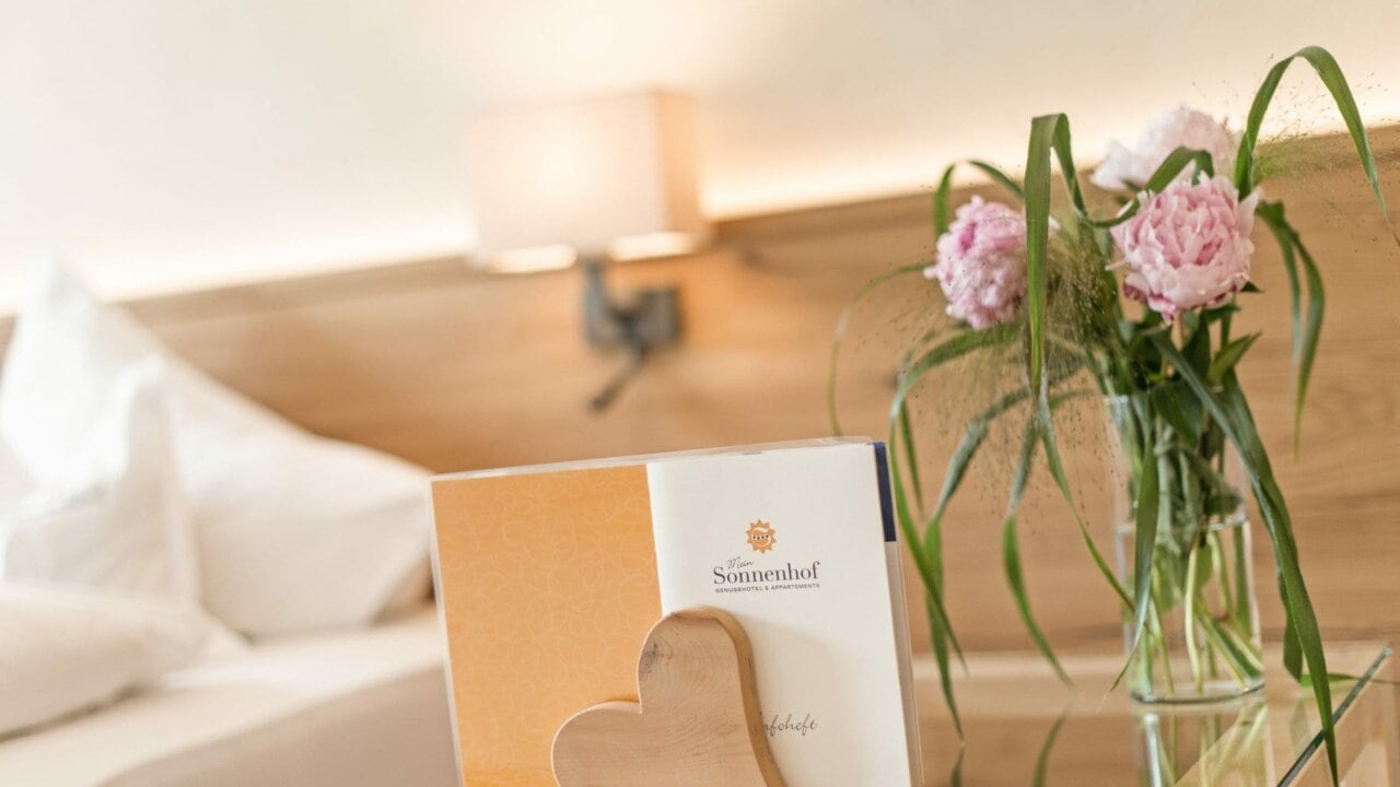 Gemütliches Zimmer mit Blumen und herzförmigem Dekor