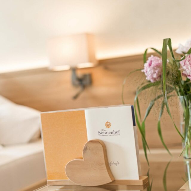 Gemütliches Zimmer mit Blumen und herzförmigem Dekor