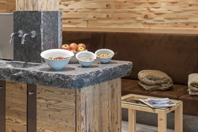 Frühstücksbereich mit Obst und Snacks