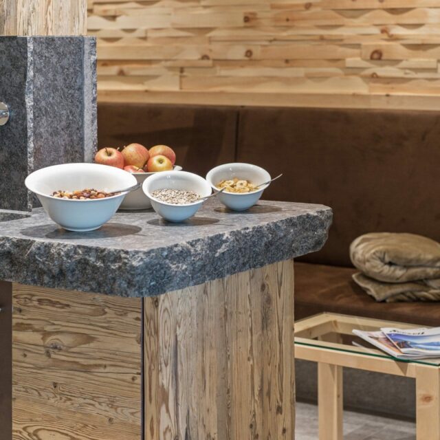 Frühstücksbereich mit Obst und Snacks