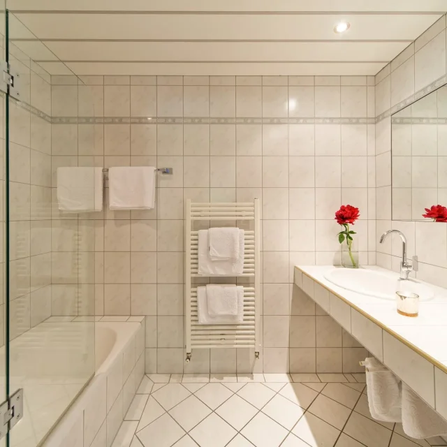 Helles und modernes Badezimmer mit Blumen