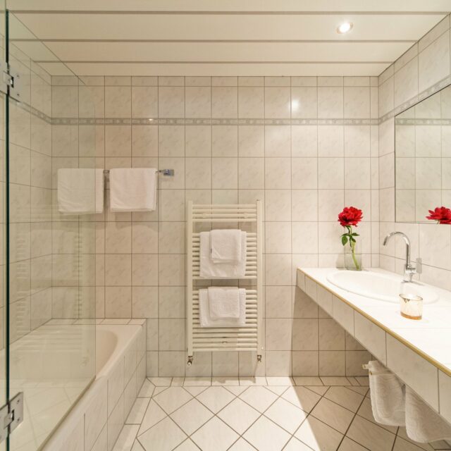 Helles und modernes Badezimmer mit Blumen