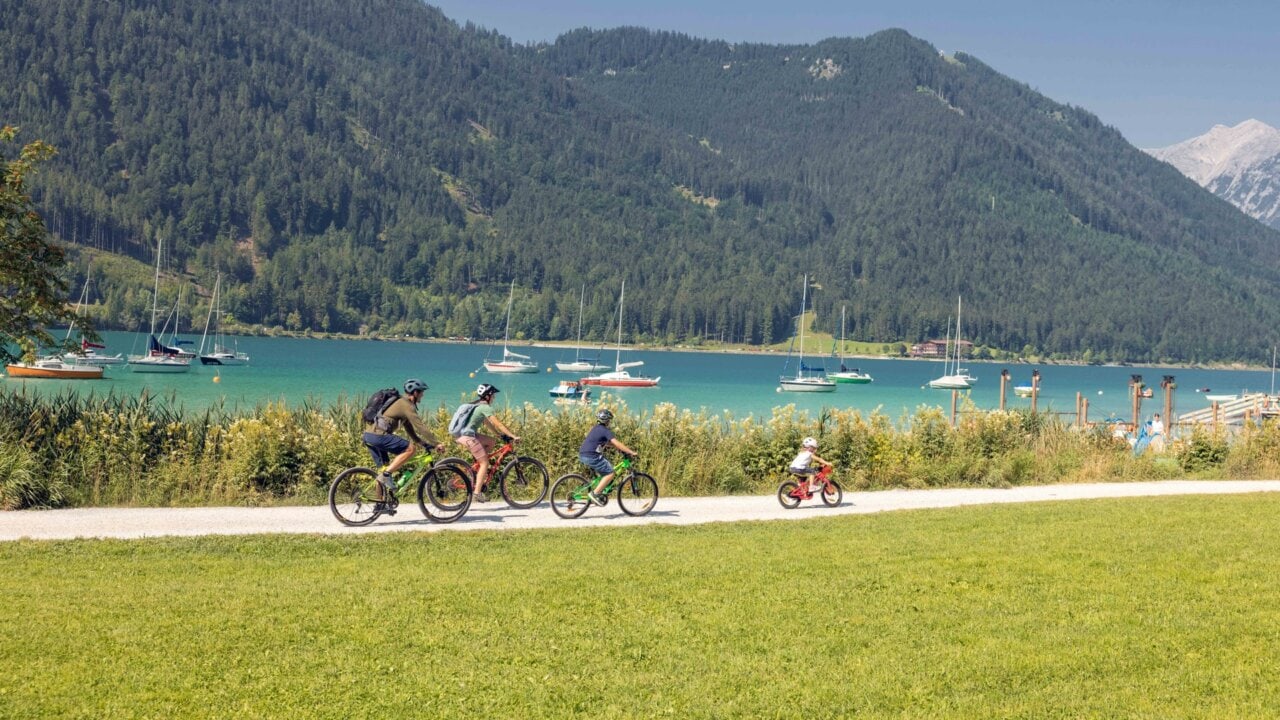 Familie beim Fahrradfahren am See