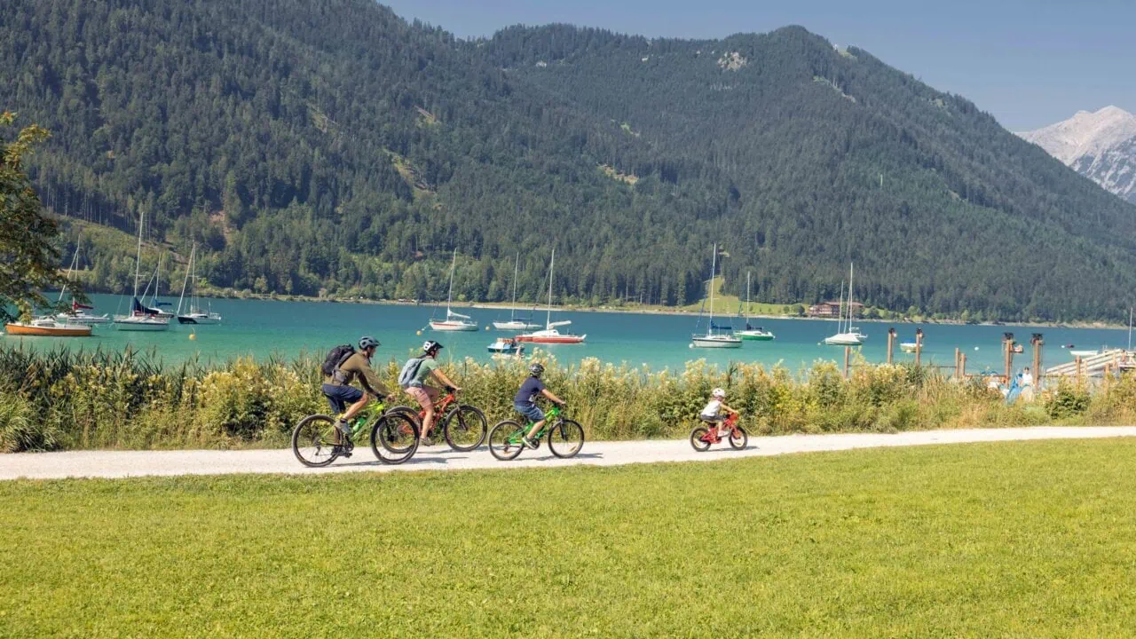Familie beim Fahrradfahren am See