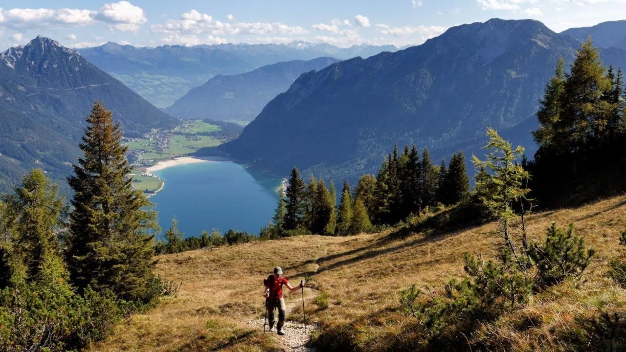 Wanderer in den Bergen mit Aussicht auf See