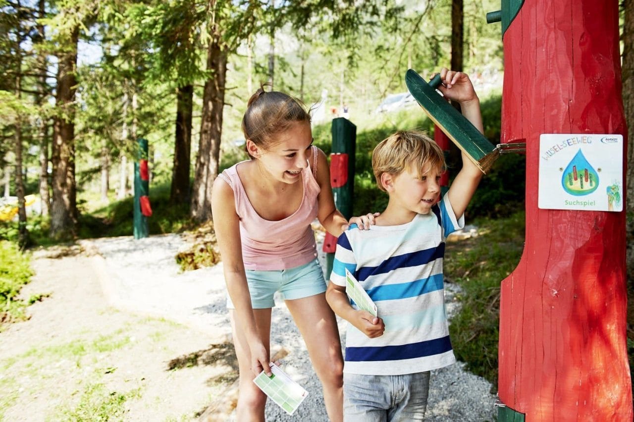 Kinder spielen Suchspiel im Freien.