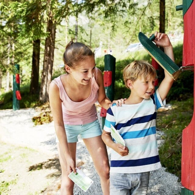 Kinder spielen Suchspiel im Freien.