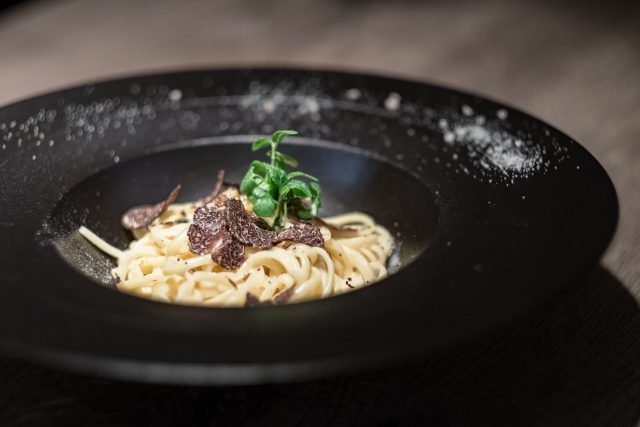 Pasta mit Trüffel und frischen Kräutern.