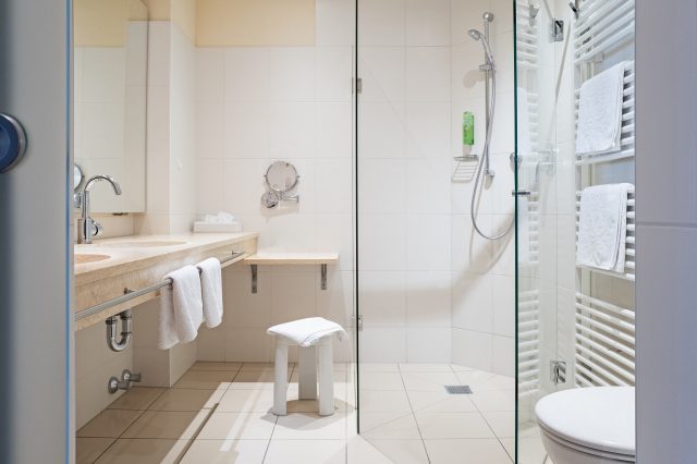 Modernes Badezimmer mit Dusche und Waschtisch